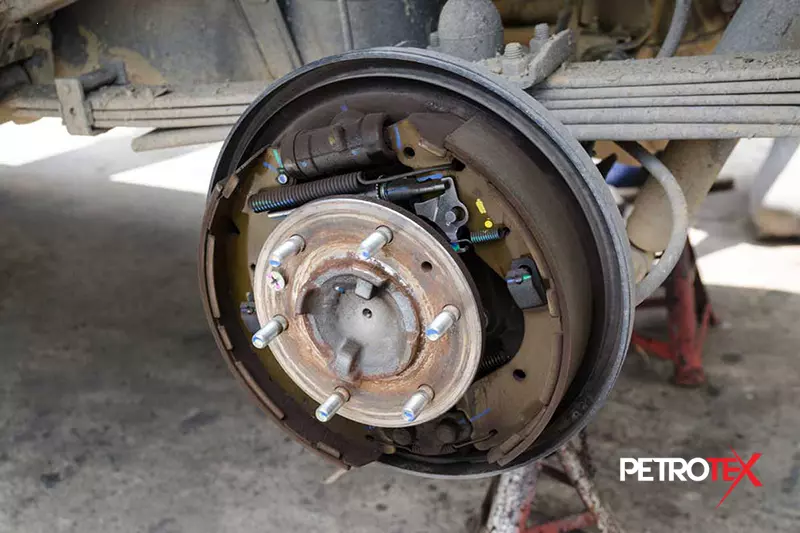 لنت ترمز چیست؟ آشنایی با علائم خرابی لنت ترمز خودرو