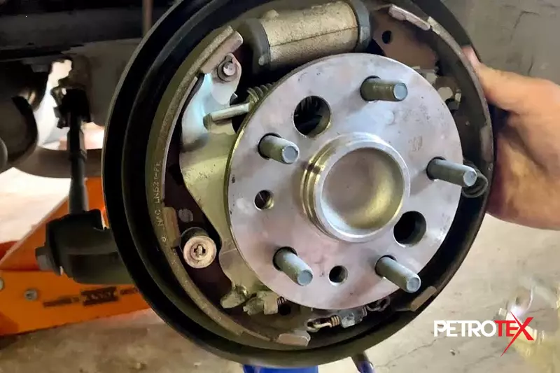 لنت ترمز چیست؟ آشنایی با علائم خرابی لنت ترمز خودرو