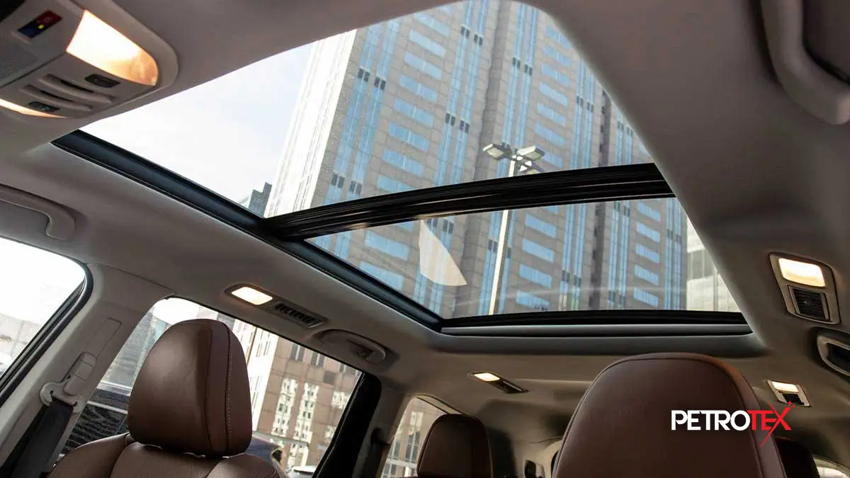 سقف پانوراما چیست؟ سقف پانوراما (Panoramic Roof) یک سقف شیشهای بزرگ و گسترده است