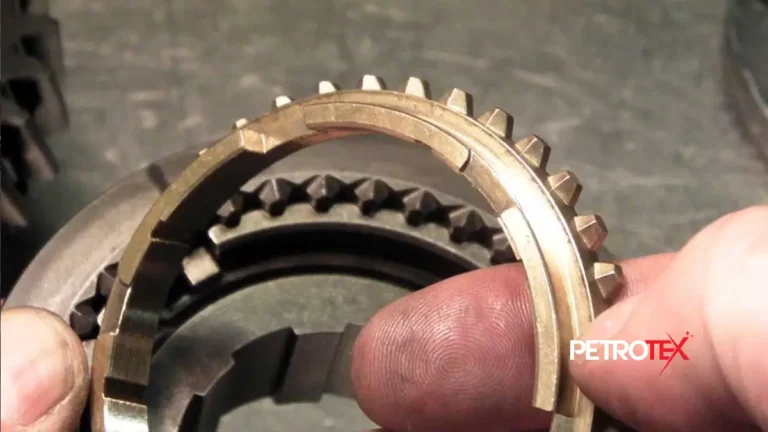 برنجی - Synchronizer Ring که در اصطلاح فنی به آن سینکرونایزر نیز میگویند، قطعهای حلقهای شکل است که دندانههای کوچکی در محیط بیرونی یا داخلی خود دارد.