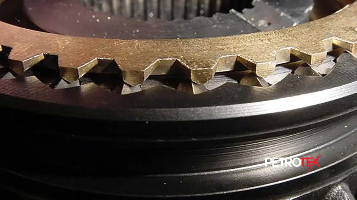 برنجی - Synchronizer Ring که در اصطلاح فنی به آن سینکرونایزر نیز می‌گویند، قطعه‌ای حلقه‌ای شکل است که دندانه‌های کوچکی در محیط بیرونی یا داخلی خود دارد.