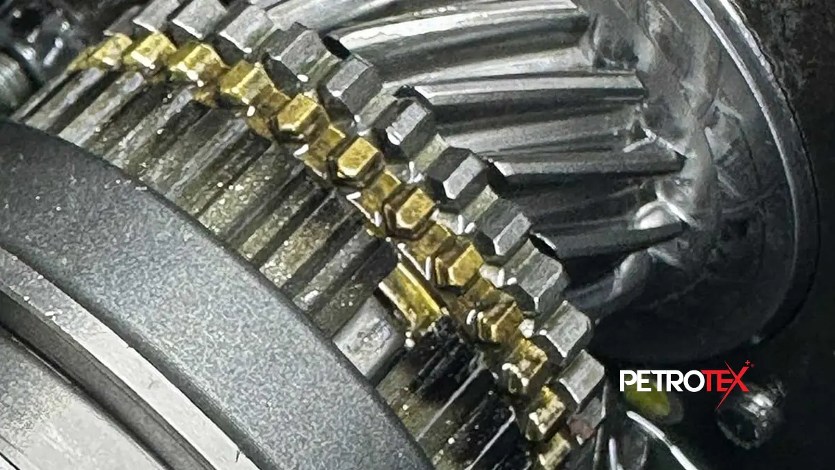 برنجی - Synchronizer Ring که در اصطلاح فنی به آن سینکرونایزر نیز می‌گویند، قطعه‌ای حلقه‌ای شکل است که دندانه‌های کوچکی در محیط بیرونی یا داخلی خود دارد.
